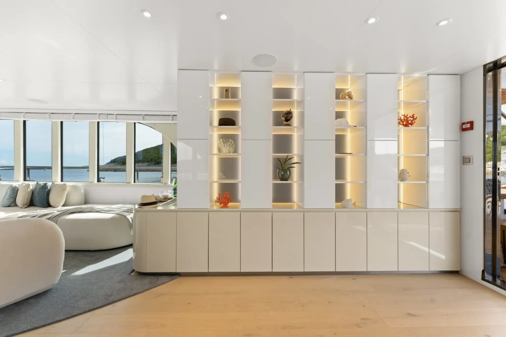 44.-MAXITA-Salon-Main-deck