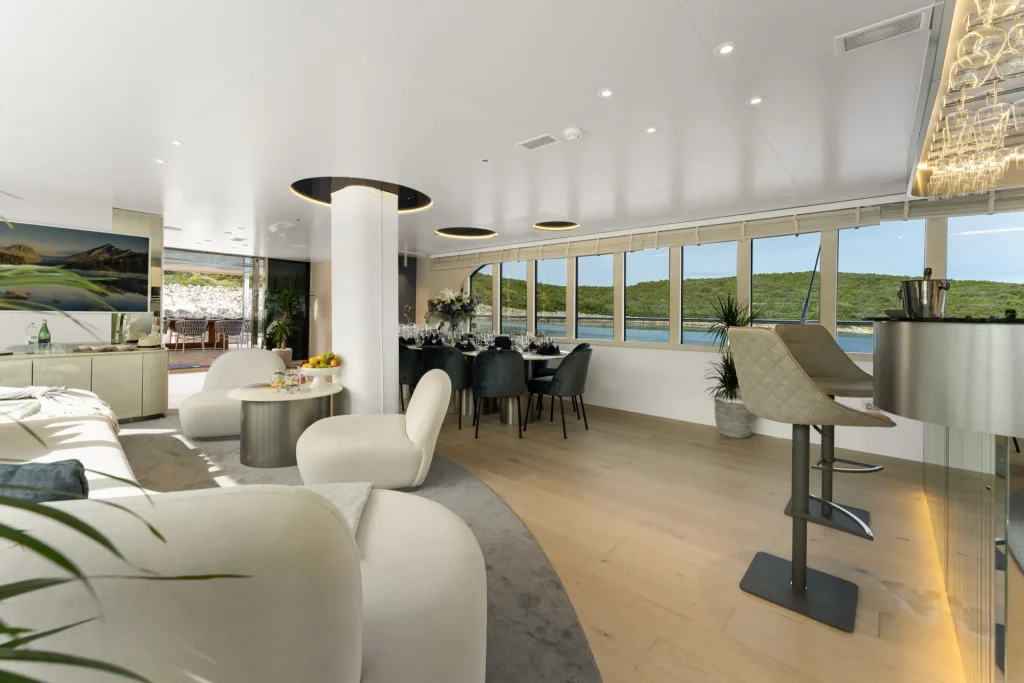47.-MAXITA-Salon-Main-deck