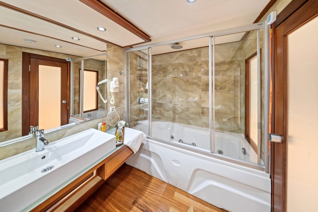 69. ALESSANDRO I Master suite bathroom ALESSANDRO I Master suite bathroom